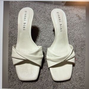 Gianni Bini white bow heels! The heel is small!